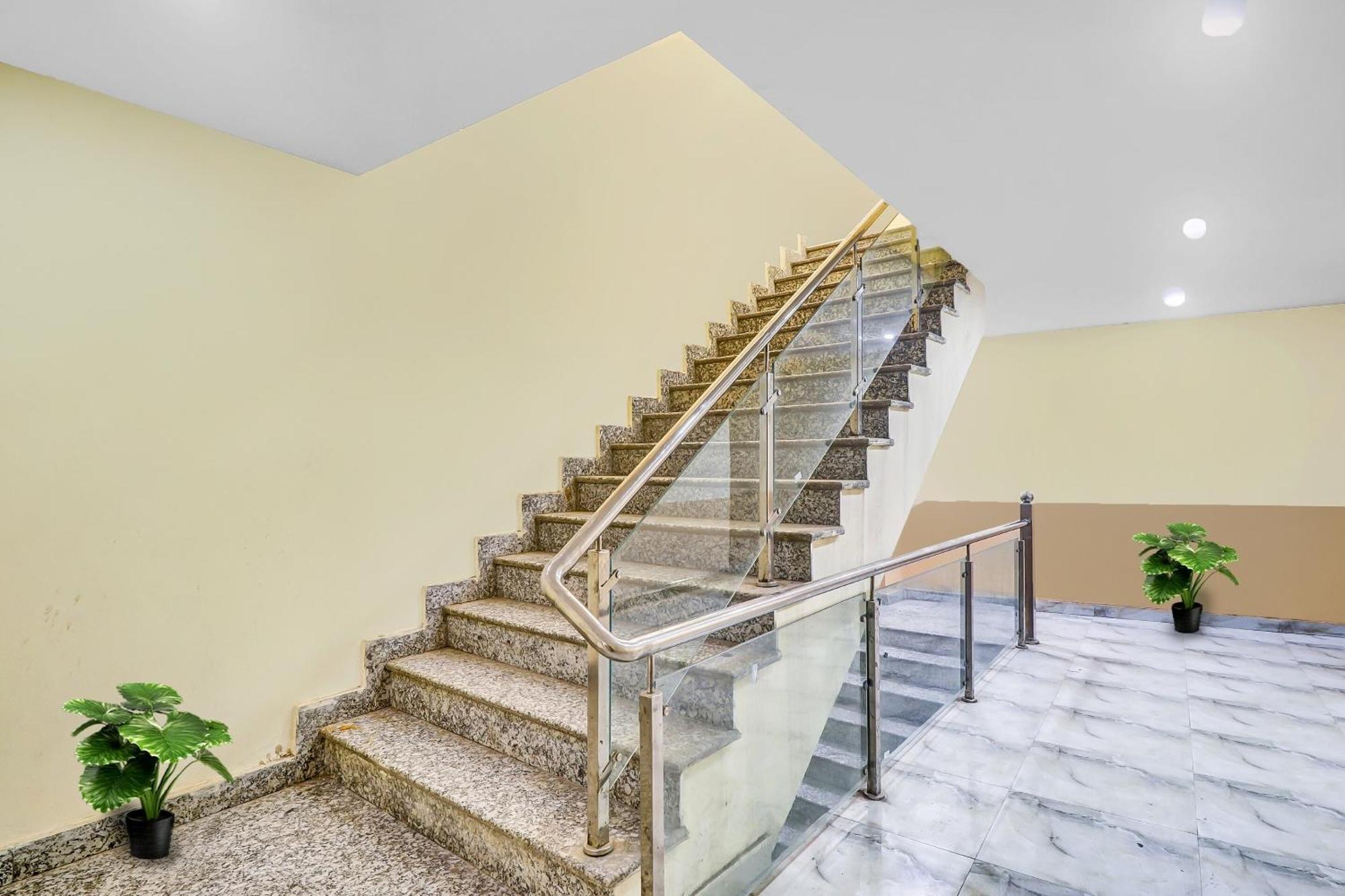 Hotel O Prince Home Stay Near Ambience Mall Neu-Delhi Exterior foto